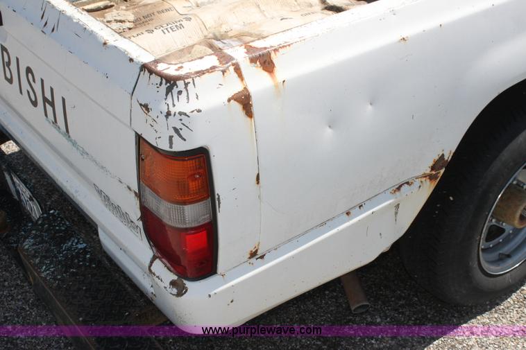 image for item I7290 1991 Mitsubishi Mighty Max Macrocab pickup truck