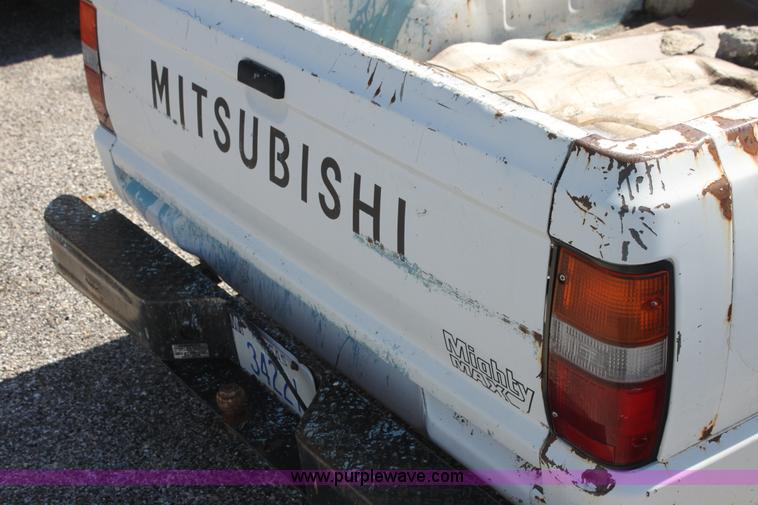 image for item I7290 1991 Mitsubishi Mighty Max Macrocab pickup truck