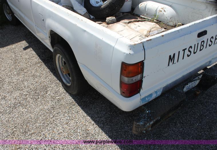 image for item I7290 1991 Mitsubishi Mighty Max Macrocab pickup truck