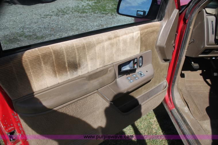 image for item I7296 1993 GMC Suburban 1500 SUV