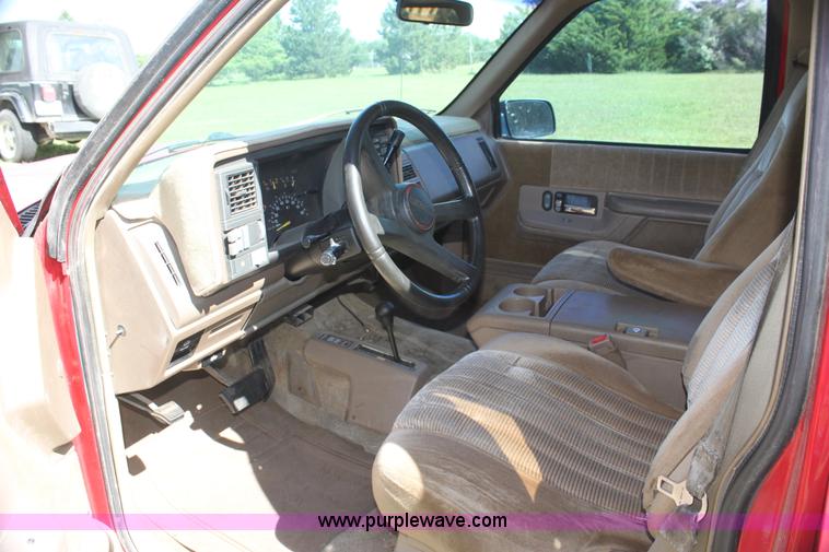 image for item I7296 1993 GMC Suburban 1500 SUV