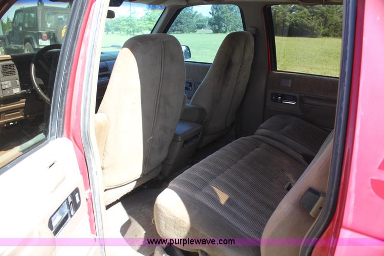 image for item I7296 1993 GMC Suburban 1500 SUV