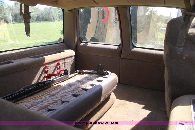 image for item I7296 1993 GMC Suburban 1500 SUV