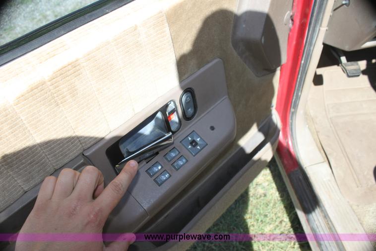 image for item I7296 1993 GMC Suburban 1500 SUV