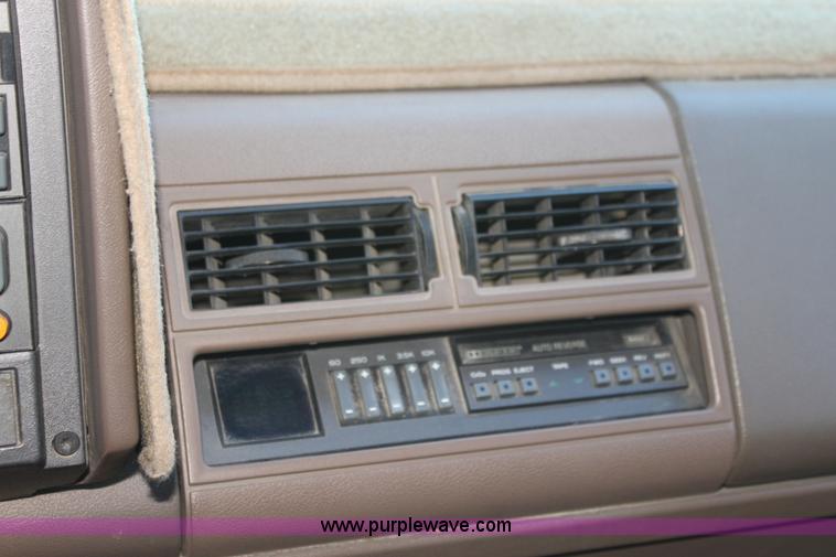 image for item I7296 1993 GMC Suburban 1500 SUV