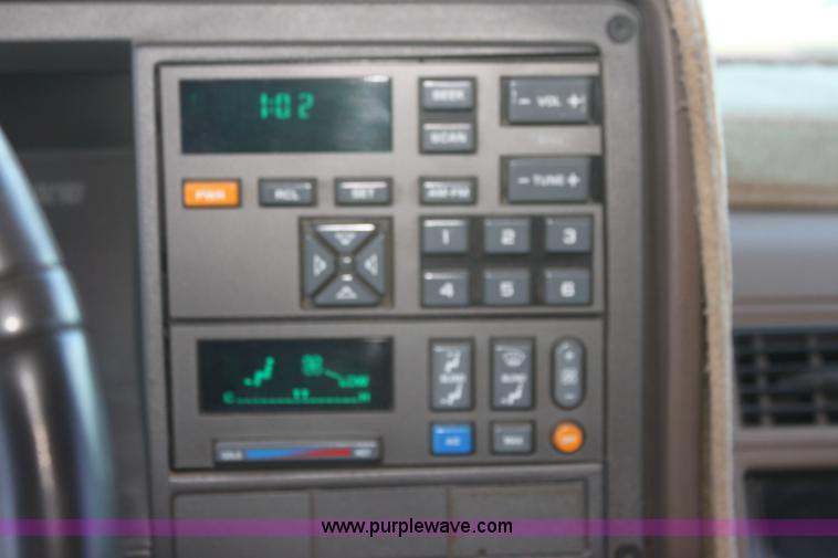 image for item I7296 1993 GMC Suburban 1500 SUV