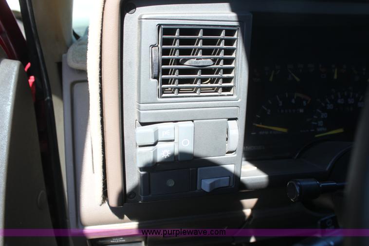 image for item I7296 1993 GMC Suburban 1500 SUV