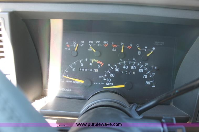 image for item I7296 1993 GMC Suburban 1500 SUV