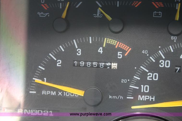 image for item I7296 1993 GMC Suburban 1500 SUV