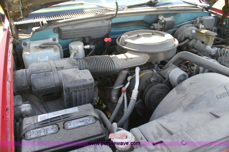 image for item I7296 1993 GMC Suburban 1500 SUV