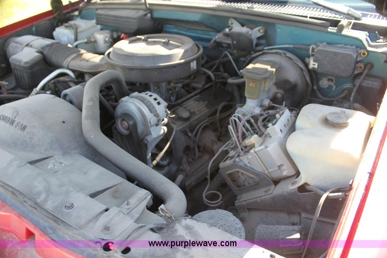 image for item I7296 1993 GMC Suburban 1500 SUV