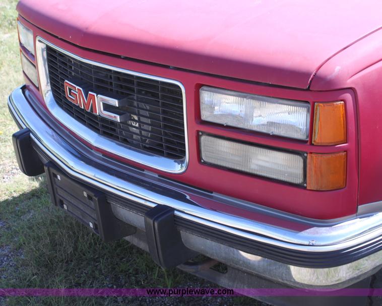 image for item I7296 1993 GMC Suburban 1500 SUV