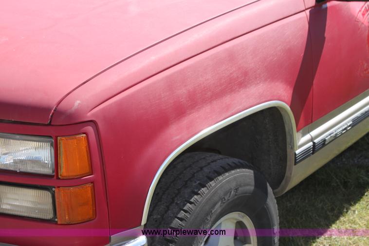image for item I7296 1993 GMC Suburban 1500 SUV