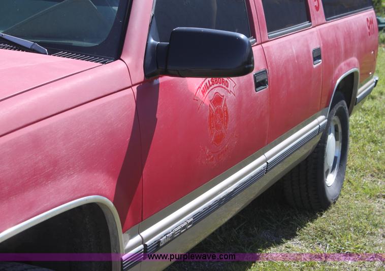 image for item I7296 1993 GMC Suburban 1500 SUV