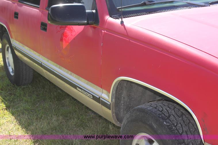 image for item I7296 1993 GMC Suburban 1500 SUV