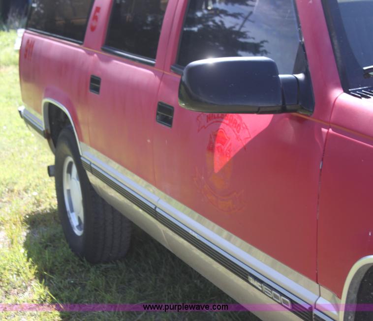 image for item I7296 1993 GMC Suburban 1500 SUV
