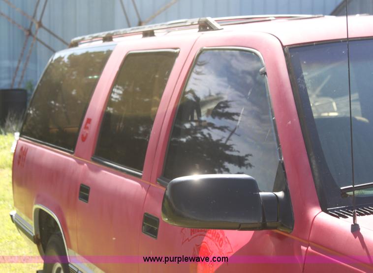 image for item I7296 1993 GMC Suburban 1500 SUV