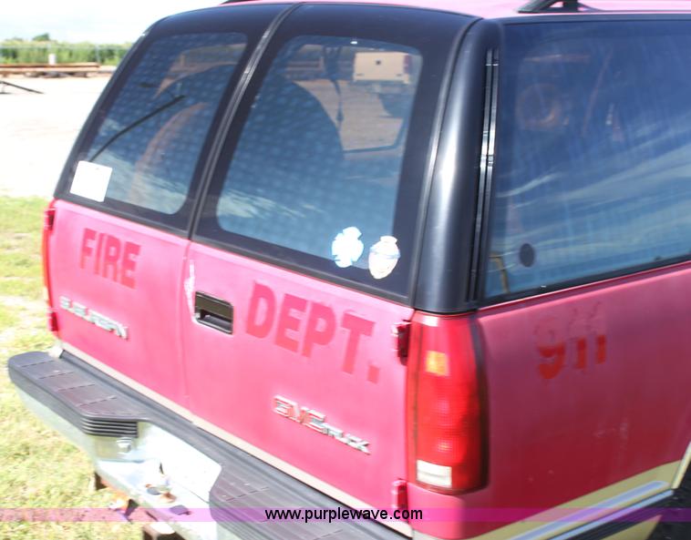 image for item I7296 1993 GMC Suburban 1500 SUV
