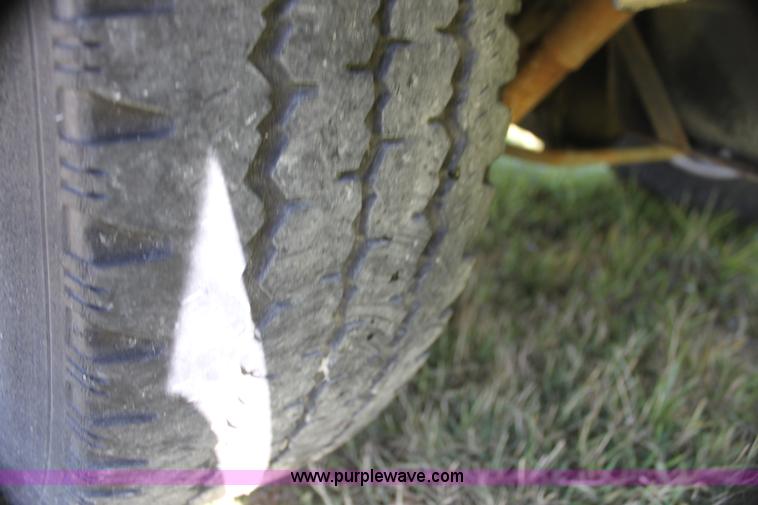 image for item I7296 1993 GMC Suburban 1500 SUV