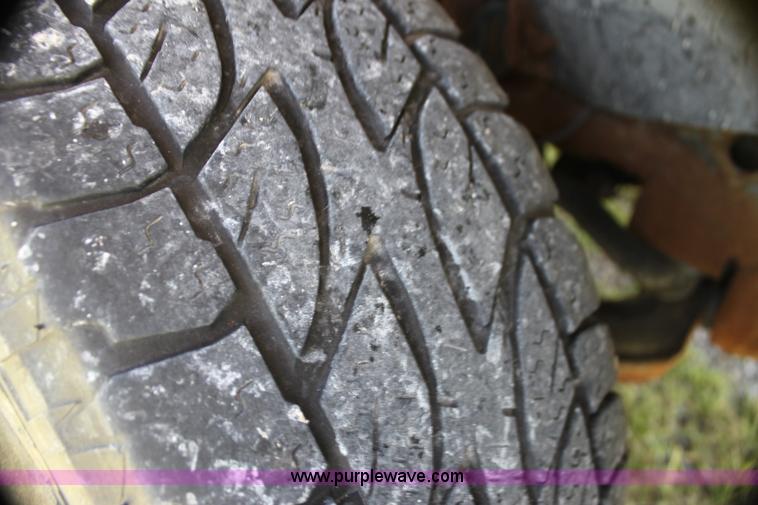 image for item I7296 1993 GMC Suburban 1500 SUV