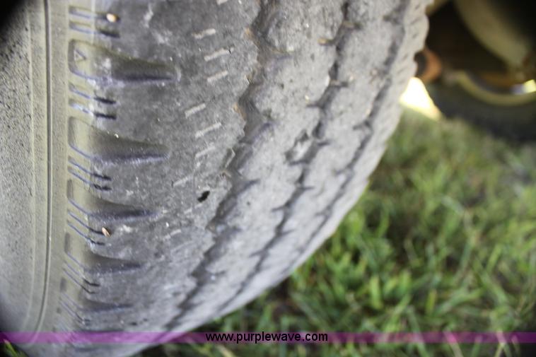 image for item I7296 1993 GMC Suburban 1500 SUV