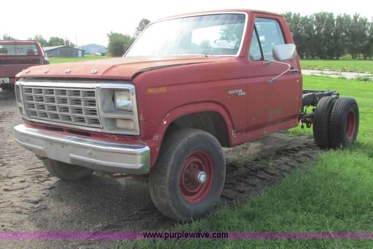 image for item I9545 1980 Ford F350 truck cab and chassis