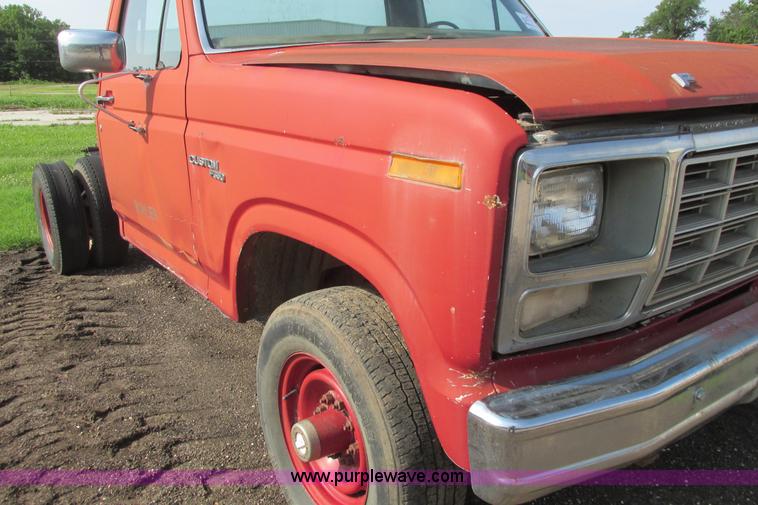 image for item I9545 1980 Ford F350 truck cab and chassis