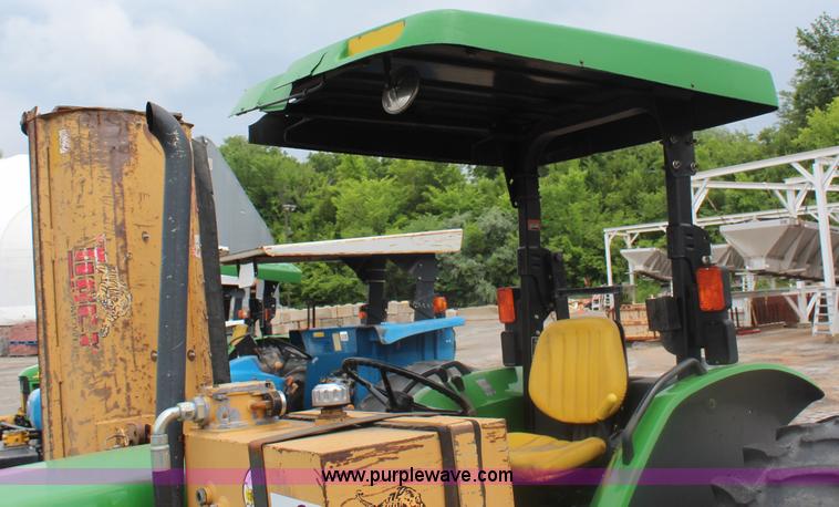 image for item J1036 2003 John Deere 5420 tractor
