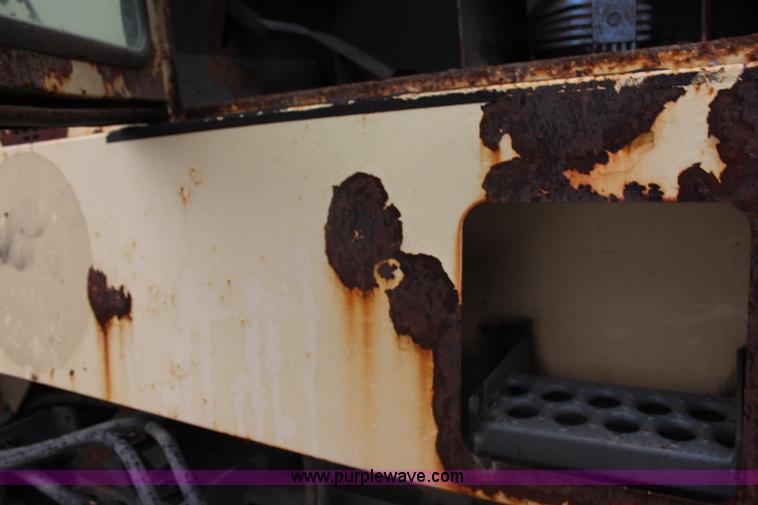 image for item J1071 2000 Elgin Pelican P series street sweeper