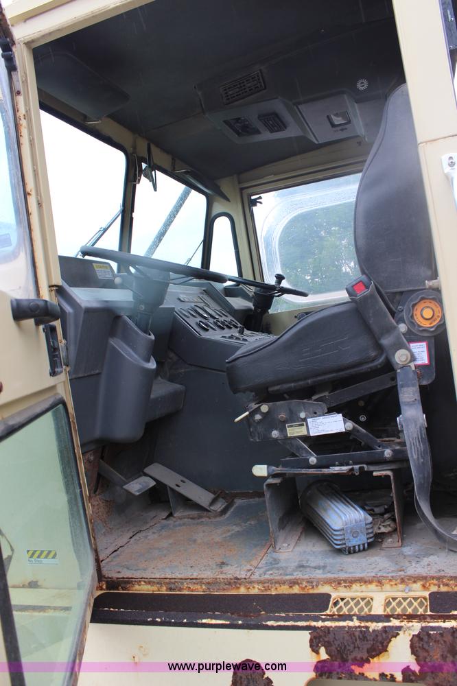 image for item J1071 2000 Elgin Pelican P series street sweeper