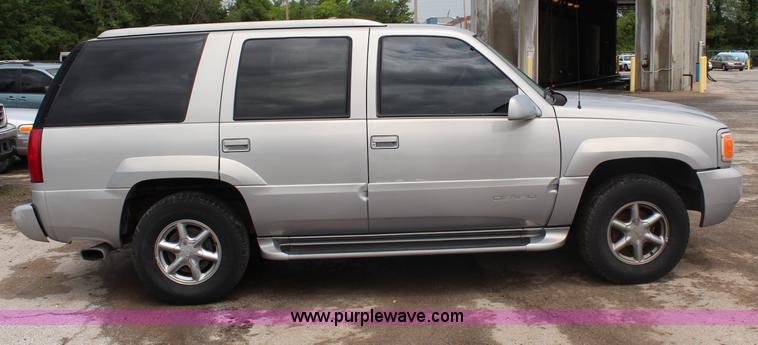 image for item J1074 1999 GMC Yukon SLE SUV