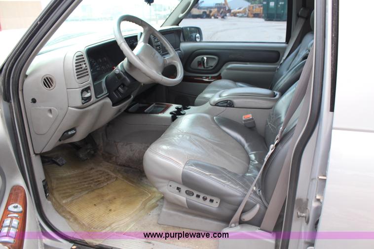 image for item J1074 1999 GMC Yukon SLE SUV