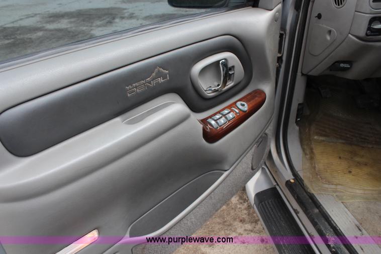 image for item J1074 1999 GMC Yukon SLE SUV