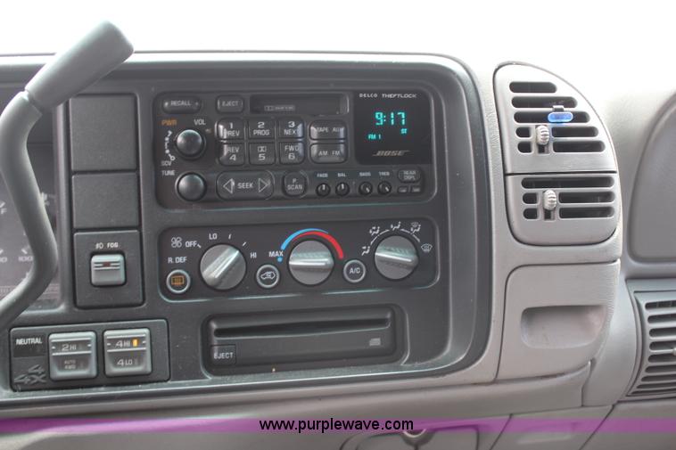 image for item J1074 1999 GMC Yukon SLE SUV