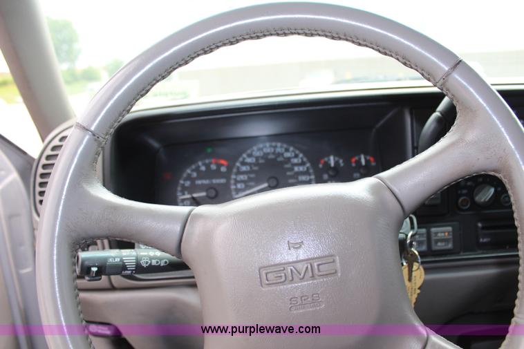 image for item J1074 1999 GMC Yukon SLE SUV