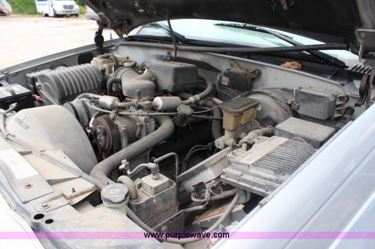 image for item J1074 1999 GMC Yukon SLE SUV