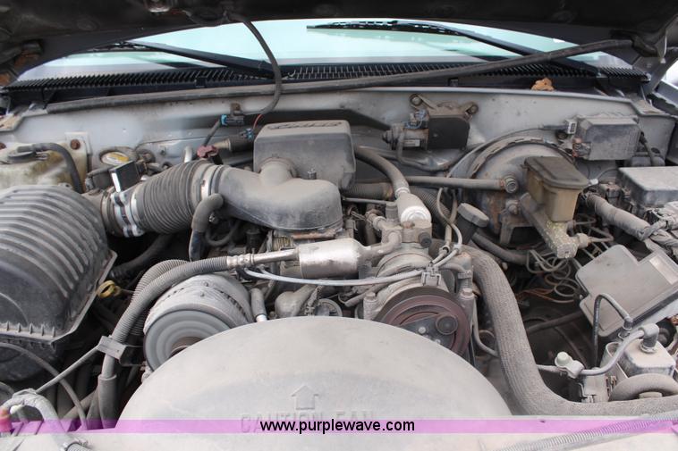 image for item J1074 1999 GMC Yukon SLE SUV