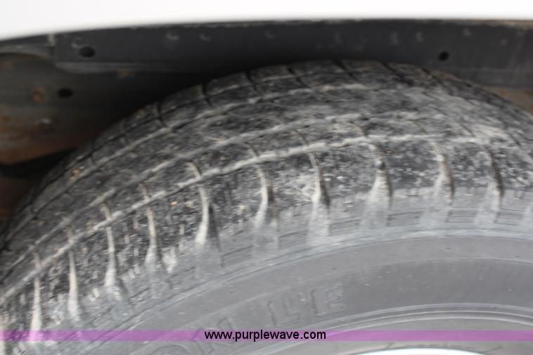 image for item J1074 1999 GMC Yukon SLE SUV