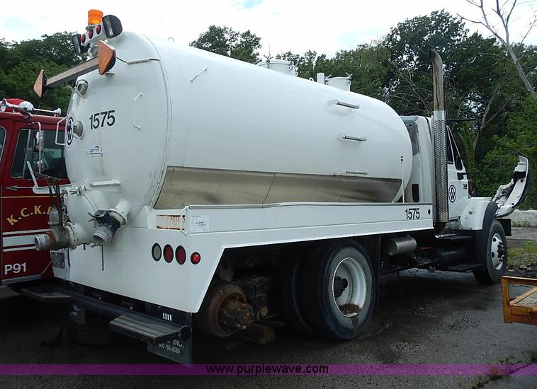 image for item J1077 2006 International 7400 tank truck