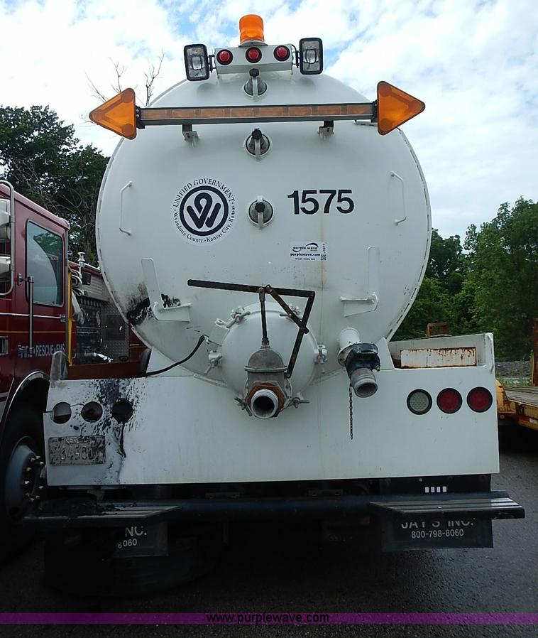 image for item J1077 2006 International 7400 tank truck