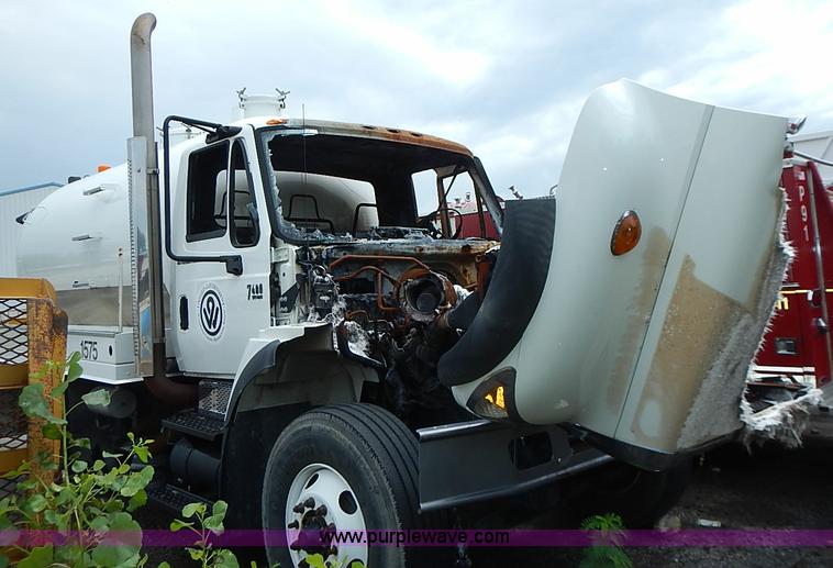 image for item J1077 2006 International 7400 tank truck