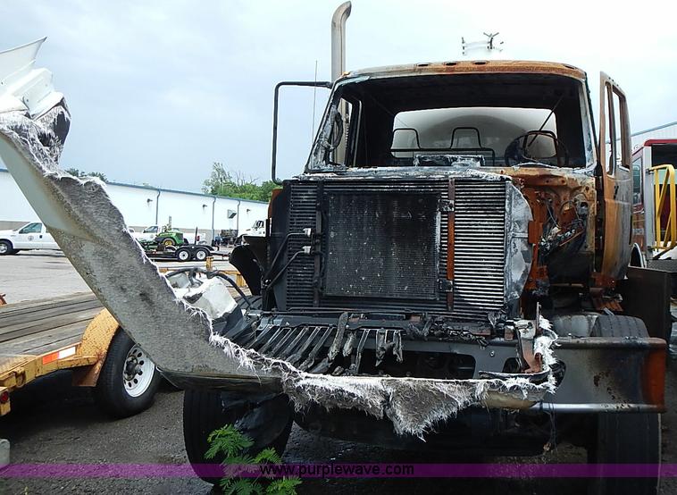 image for item J1077 2006 International 7400 tank truck