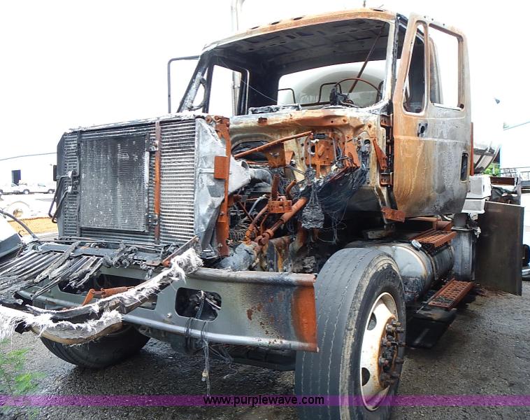 image for item J1077 2006 International 7400 tank truck