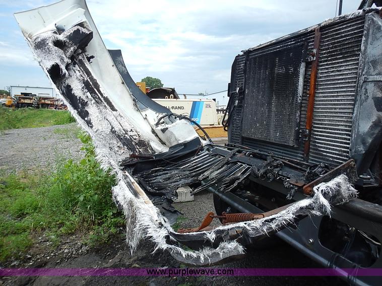 image for item J1077 2006 International 7400 tank truck