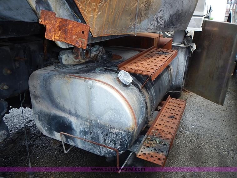 image for item J1077 2006 International 7400 tank truck