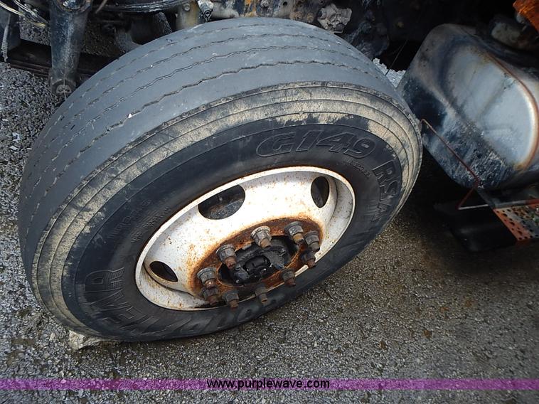 image for item J1077 2006 International 7400 tank truck