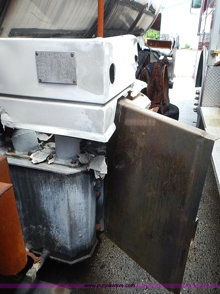 image for item J1077 2006 International 7400 tank truck