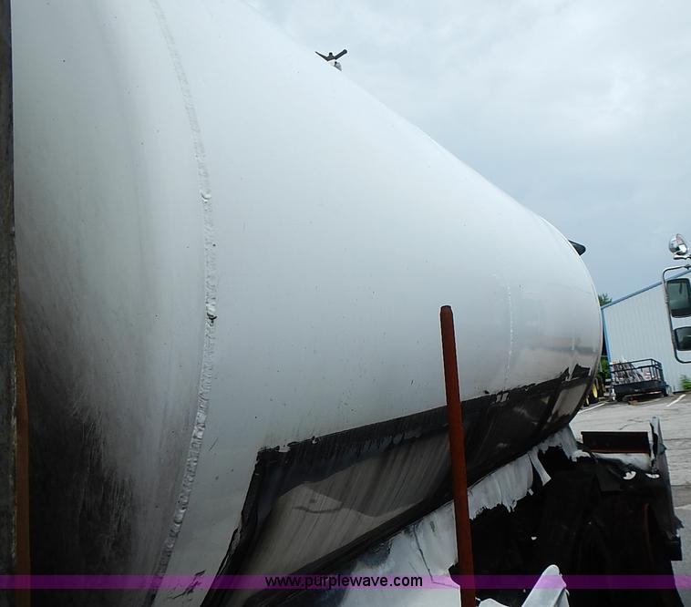 image for item J1077 2006 International 7400 tank truck