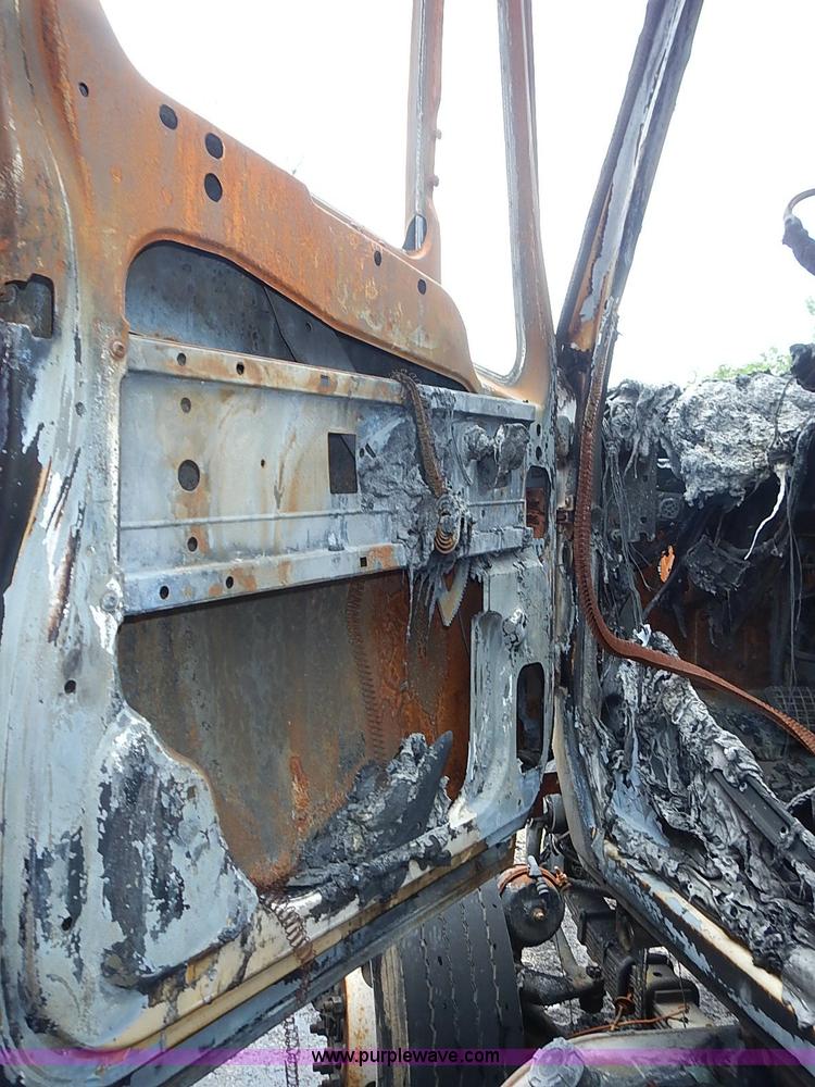 image for item J1077 2006 International 7400 tank truck