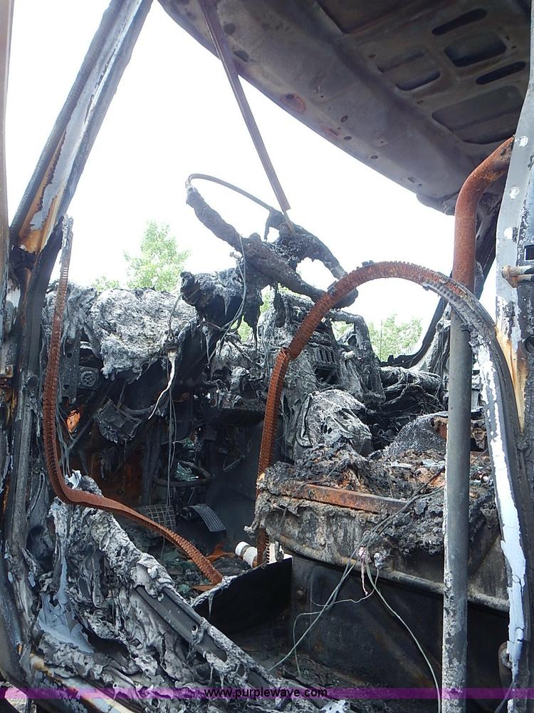 image for item J1077 2006 International 7400 tank truck